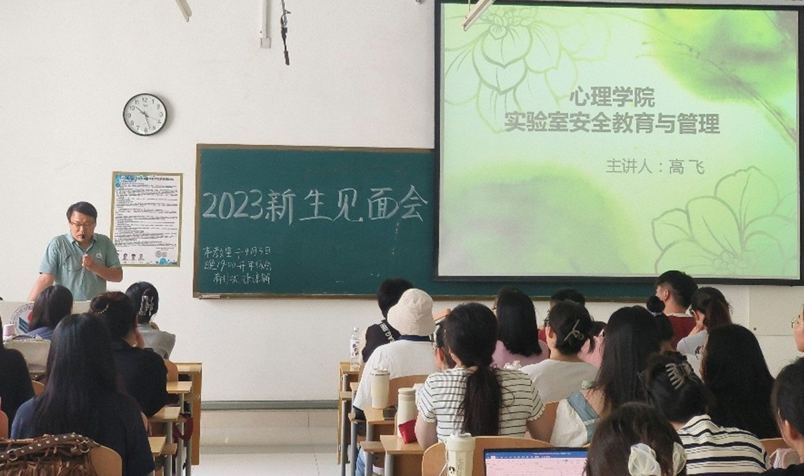 同学们都要向党看齐