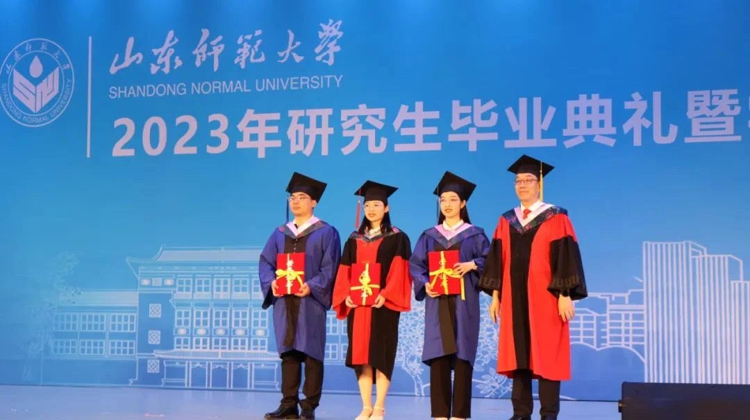 典礼在雄壮的国歌声中拉开帷幕